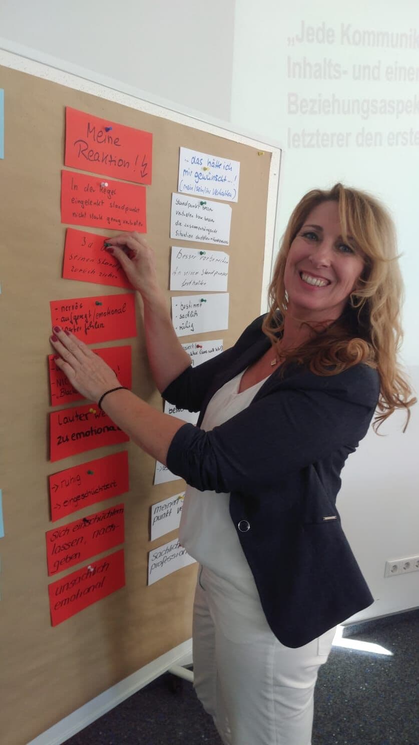 Andrea Mühlberger an der Metaplanwand im Führungstraining