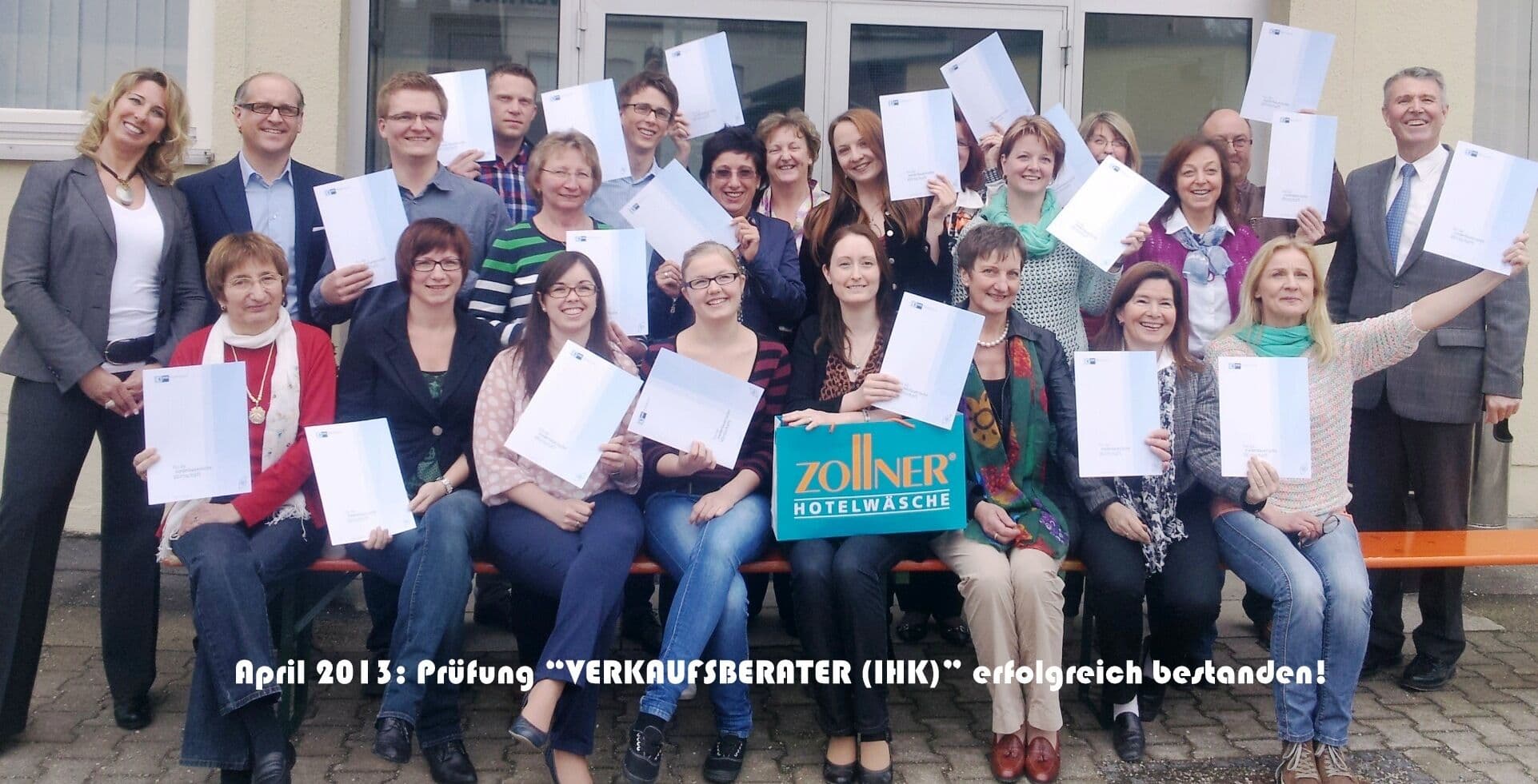 Absolventinnen und Absolventen des Lehrgangs Zertifizierter Verkaufsberater (IHK) mit ihren Zeugnissen