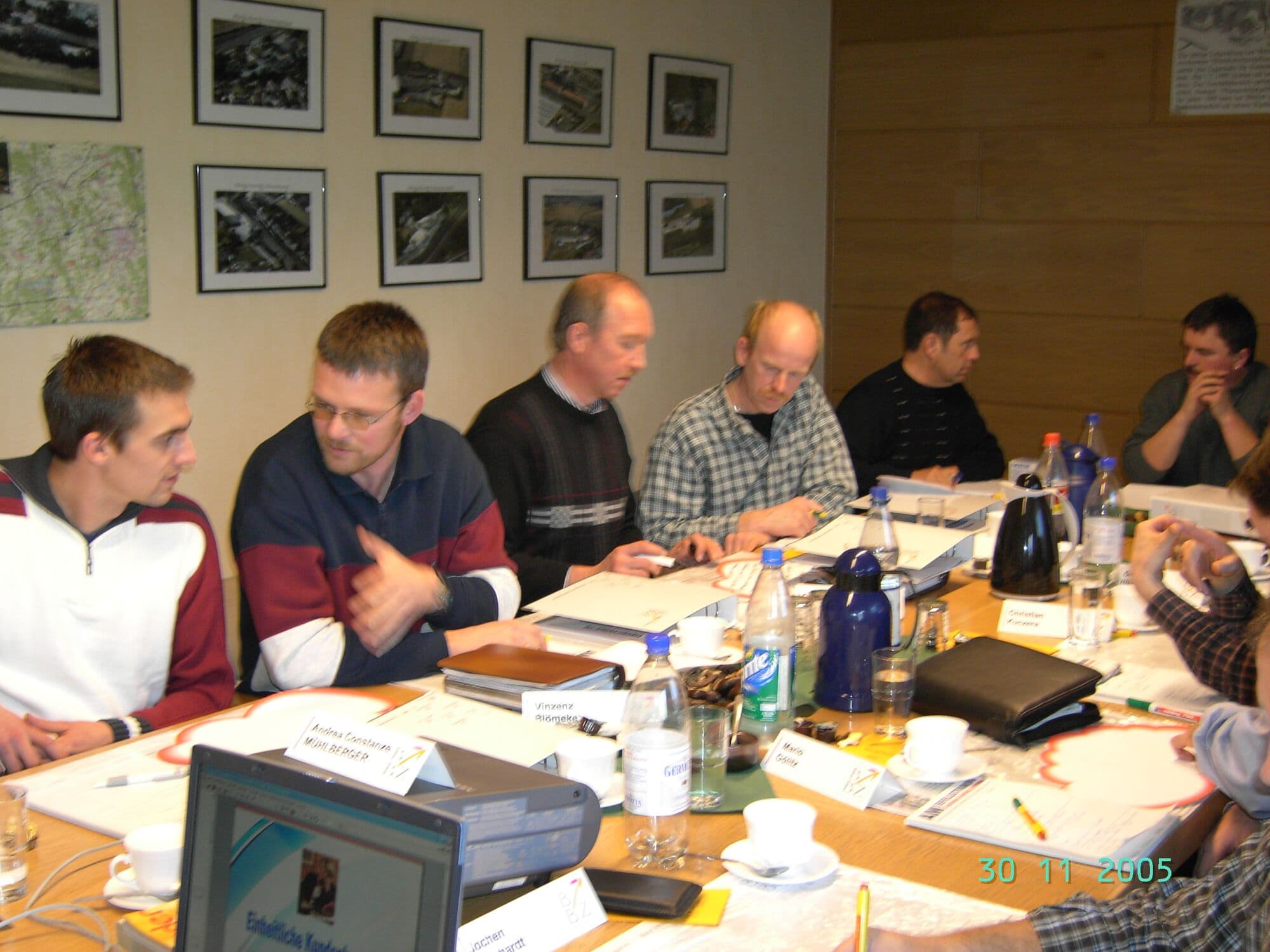 Teilnehmerin präsentiert im Training vor der Gruppe