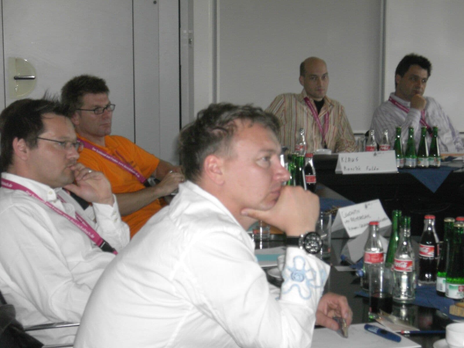 Teilnehmer eines Servicetrainings im Gespräch am Seminartisch