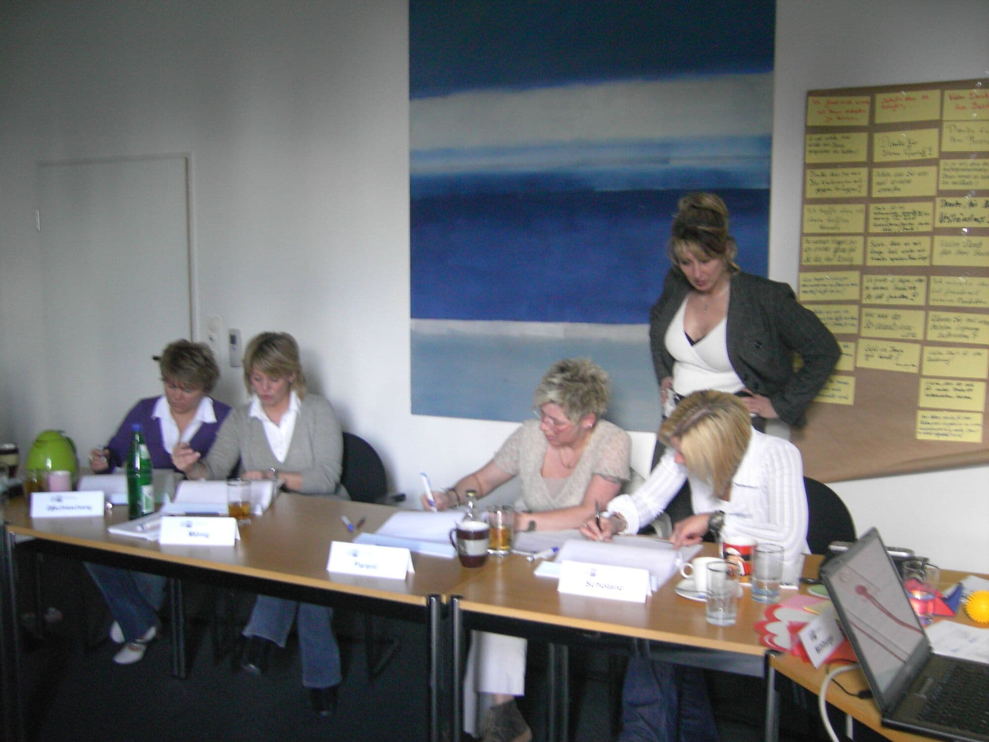 Trainingsgruppe im Gespräch an einer Tischrunde